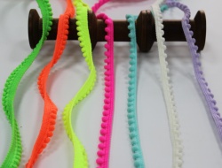 Low price directly sale mini pom pom ribbon trims for clothes